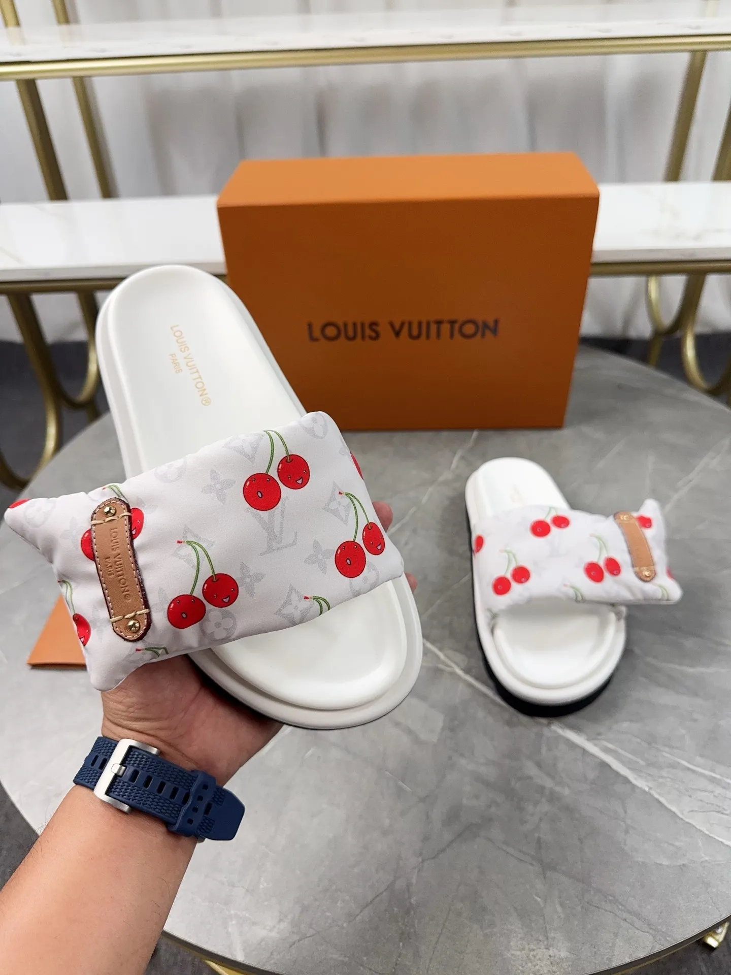 👟👟Ex-factory price 360👟👟 LV Donkey Brand L Family 2025 Hot Style Embossed Logo Embossed Sandals This Pool Pillow Comfort flat sandals are made of technical fabrics and use high-frequency embossing technology to reinterpret the Monogram pattern. Soft padded upper with adjustable Velcro, comfortable and tough insole adds harmonious colors ▪️Fabric: Original customized technical fabric ▪️Lining: soft sheepskin lining ▪️Sole: Original open-molded rubber foam outsole ▪️Size: 35-45